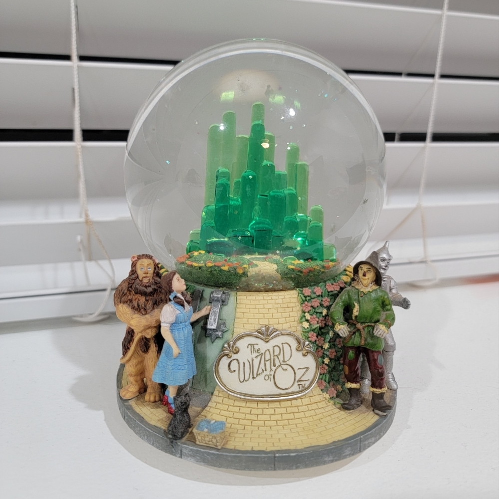 Wizard of Oz Emerald City Snow Globe